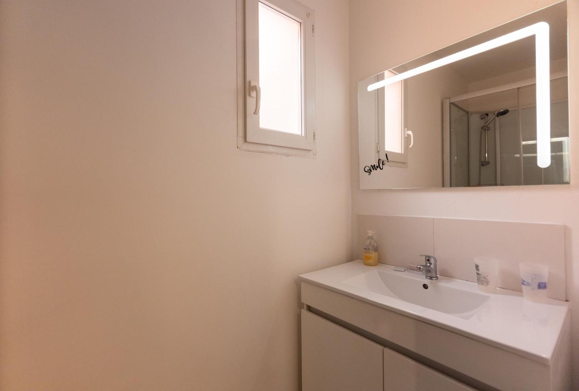 Appartement Tout Equipe Pour 6 Personnes A 15Min Des Plages Béziers Exterior foto